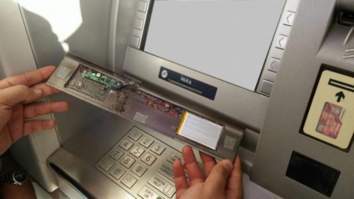 Banka ATM’sinde Kart Kopyalama Aparatı Bulundu